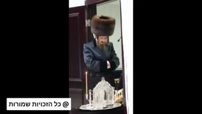 הדלקת נרות זאת חנוכה בחצר הקודש סאדיגורא