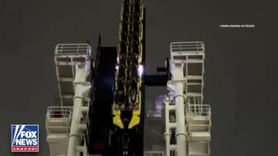 2 מענטשן הענגן אויף א ראולער קאוסטער אין טעקסאס 