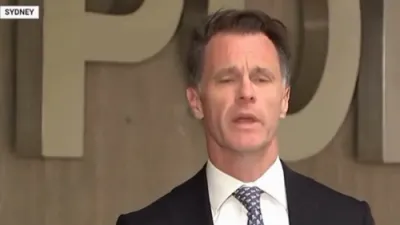 ניו סאוט וויילס פרעמיער פארטיידיגט צו לימיטן פרי ספיטש נאך באנדי טעראר אטאקע.