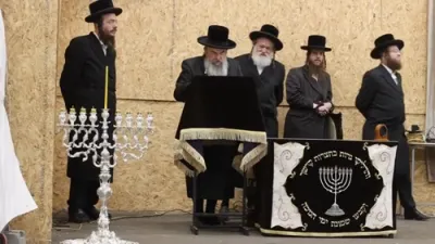 כ"ק אדמו"ר מלעלוב שליט"א ביי הדלקת נרות זאת חנוכה 