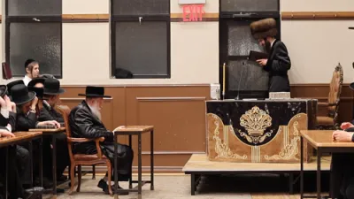 חנוכה בצל כ"ק אדמו"ר מסקולען שליט"א 