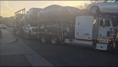 א גליקליכער איינוואוינער פון קאסא גראנדע באגריסט זיין אויטא וואס איז נארוואס אנגעקומען פון ניו יארק  