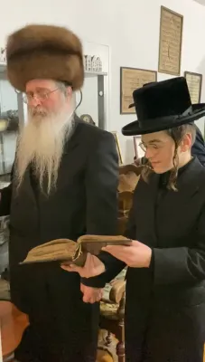 חנוכה ביי הרה"ג ר' פנחס פאדווא שליט"א גאב"ד קהילת שומרי הדת און רב הראשי פון אנטווערפן 