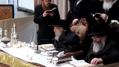 זאת חנוכה בחצר הקודש פינסק קארלין