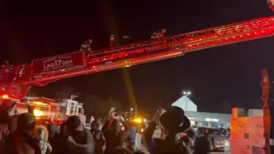 ליפא שמעלצער צינדט א 36 פוס'יגע מנורה אין מאנסי אין עהרע פון די באנדי ביטש קדושים 