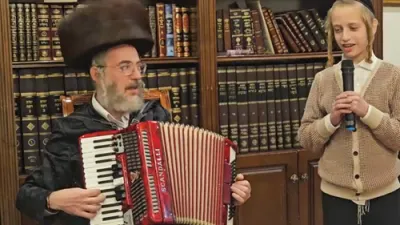 אקארדיאן מיט חסידישע קינדער ניו יארק