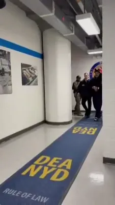 מאדורא באגריסט פעדעראלע אגענטן מיט א פרייליכע ניי יאר  בשעתן ווערן אריין געפירט אין ניו יארק דידענטשאן סענטאר 