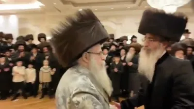 כ"ק אדמו"ר מצאנז קלויזענבורג שליט"א ביי מצווה טאנץ בחתונת נכד גיסו נין כ"ק אדמו"ר בעל השפע חיים מצאנז זי"ע