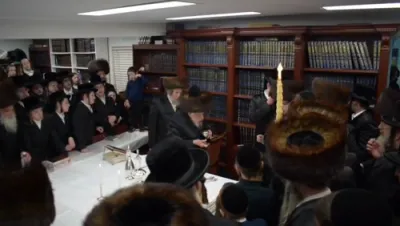 של"ס הבדלה ואמירת גוט וואך ביי כ"ק אדמו"ר הישיש מקאפיטשיניץ שליט"א בבית מדרשו אין סטעטן איילענד