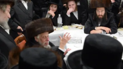 של"ס הבדלה ואמירת גוט וואך ביי כ"ק אדמו"ר הישיש מקאפיטשיניץ שליט"א בבית מדרשו אין סטעטן איילענד