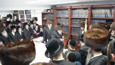 של"ס הבדלה ואמירת גוט וואך ביי כ"ק אדמו"ר הישיש מקאפיטשיניץ שליט"א בבית מדרשו אין סטעטן איילענד