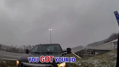 פאליציי ביי א סצענע ווי צוויי קארס האבן פארלוירן קאנטראל אין אוהייאו