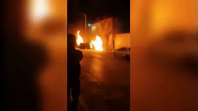 איראן פראטעסטן ווערן גוואלדטאטן ווען קארס ברענען אינדרויסן פון פאליציי סטאנציע.