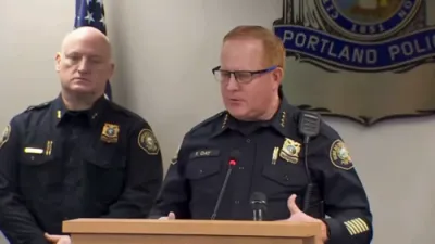 פארטלענד פאליציי טשיף וויינט ביים רעדן איבער די טרען דע אראגווא פארבינדונג מיט CBP שיסעריי