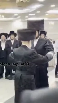 כ"ק אדמו"ר מסערעט וויזניץ שליט"א טאנצט ביי א חתונה לבן אחד מחסידיו