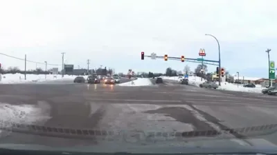 א פאליס קאר צאמשטויס מיט א קאר אין מיניסאוטע 