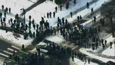 ברעיקינג: סצענע פון די שיסעריי פון א אייס אגענט אויף א פראטעסטירער אין מיניסאוטע 