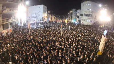 פולע גאלעריע און ווידיאוס: עצרת מחאה קעגן גזירת הגיוס אין ירושלים במעמד רבבות אלפי ישראל 