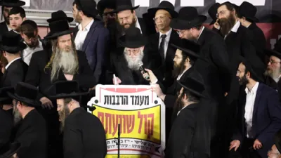 פולע גאלעריע און ווידיאוס: עצרת מחאה קעגן גזירת הגיוס אין ירושלים במעמד רבבות אלפי ישראל 