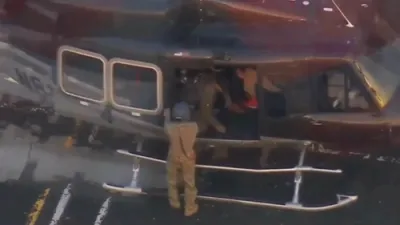 פארכאפטער ווענעזועלא פרעזידענט ווערט ארויסגענומען פונעם העליקאפטער אויפן וועג צום געריכט