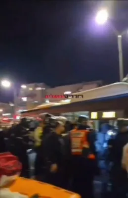 שווערע נייעס פון ירושלים: 13 יעריגע בחור אומגעקומען נאך וואס א אוטובוס האט אים איבערגעפארן בשעת די גרויסטארטיגע פראטעסט אנטקעגן די גזירות הגיוס היינט אין ירושלים