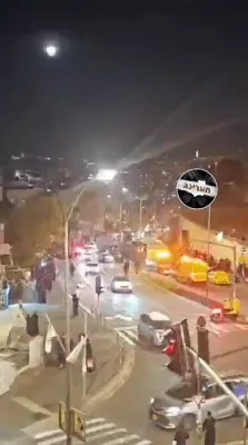 שווערע נייעס פון ירושלים: 13 יעריגע בחור אומגעקומען נאך וואס א אוטובוס האט אים איבערגעפארן בשעת די גרויסטארטיגע פראטעסט אנטקעגן די גזירות הגיוס היינט אין ירושלים