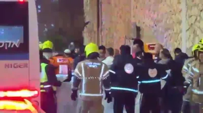 שווערע נייעס פון ירושלים: 13 יעריגע בחור אומגעקומען נאך וואס א אוטובוס האט אים איבערגעפארן בשעת די גרויסטארטיגע פראטעסט אנטקעגן די גזירות הגיוס היינט אין ירושלים