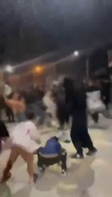 איראנע פראטעסטירער ביי א ארטיגע געשעפט 