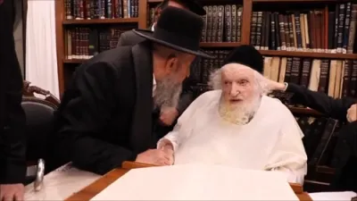 הרב בן ציון מוצאפי שליט"א באזוכט ביי כ"ק גאב"ד ירושלים שליט"א בעפאר די ריזיגע עצרת קעגן די גזירת הגיוס 