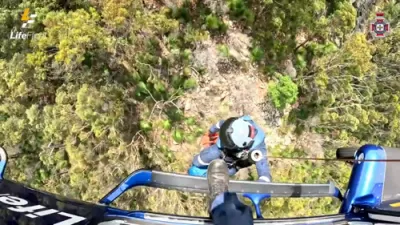 מען ראטעוועט פארכאפטע מענטשן ביי א בארג אין אוסטראליע 