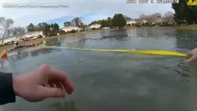 פאליציי ראטעוועט א אינגל נאכדעם וואס אייז ברעכט זיך אין א פארפרוירענע טייך.