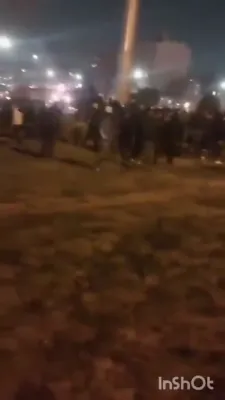 פראטעסטירער אין איראן רייסן אראפ די פאן פון די איסלאמישע רעפובליק אין מאשאד.