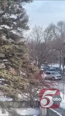 ריזיגע פראטעסטן הייבן זיך יעצט אן אין מיניסאוטע נאך וואס א אייס אגענט האט געשאסן צום טויט א דרייווער וואס האט געלייגט די אגענטן אין סכנה