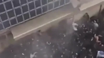 פראטעסטירער אין איראן שטויסן זיך אן אין פאליציי 