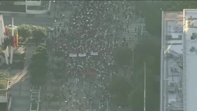 לאס אנדזשעלעס פראטעסטן ברעכן אויס נאך ​​מינעאפאליס ICE שיסעריי.