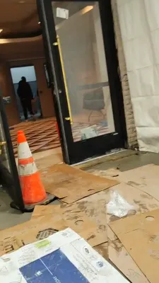 מאסן אידן ביים הויז פון ר' יואל לאנדא וואס טיילט גרעסערע סכומים לכבוד די חתונה פון זיין זון היינט נאכט - און די צוגרייטונגען צום חתונה 