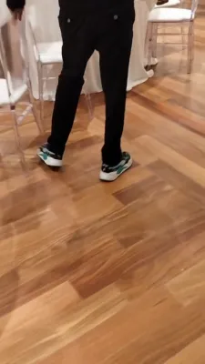 מאסן אידן ביים הויז פון ר' יואל לאנדא וואס טיילט גרעסערע סכומים לכבוד די חתונה פון זיין זון היינט נאכט - און די צוגרייטונגען צום חתונה 