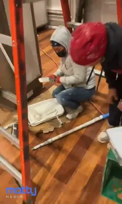 מאסן אידן ביים הויז פון ר' יואל לאנדא וואס טיילט גרעסערע סכומים לכבוד די חתונה פון זיין זון היינט נאכט - און די צוגרייטונגען צום חתונה 