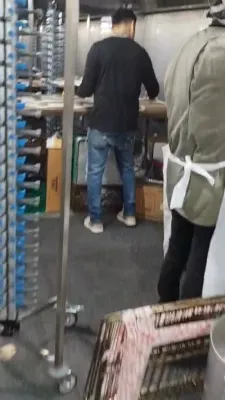 מאסן אידן ביים הויז פון ר' יואל לאנדא וואס טיילט גרעסערע סכומים לכבוד די חתונה פון זיין זון היינט נאכט - און די צוגרייטונגען צום חתונה 