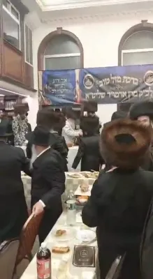 ריקוד בשמחת השבע ברכות בבית סאטמאר - אלעסק  ע"י קהילת אלעסק בהשתתפות כ"ק אדמו"ר מוויזניץ ב"פ שליט"א 