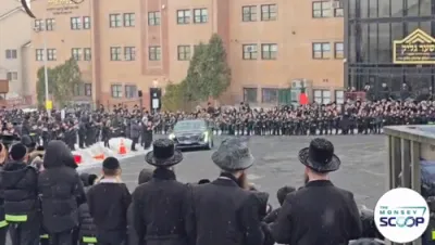 כ"ק אדמו"ר מסקווירא שליט"א ווערט ארויסבאגלייט פון שיכון אויפן וועג קיין מאליבא קאליפארניע 