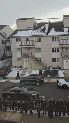 כ"ק אדמו"ר מסקווירא שליט"א ווערט ארויסבאגלייט פון שיכון אויפן וועג קיין מאליבא קאליפארניע 