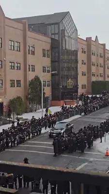 כ"ק אדמו"ר מסקווירא שליט"א ווערט ארויסבאגלייט פון שיכון אויפן וועג קיין מאליבא קאליפארניע 