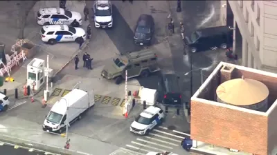 א שווער געפאנצערטע קאנוואי טראגט דעם ארויסגעווארפענעם ווענעזועליאן פירער מאדורא אין תפיסה.