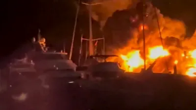 סידני פייער מאכט חרוב דריי יאכטן, רעטונגס לייט ראטעווען אנדערע פיר.