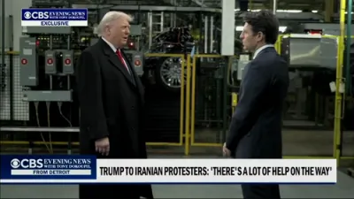 טראמפ רעדט צו א ריפארטער איבער די עקאנאמיע ביי זיין באזוך אין א פארד פראדוקציע פאבריק אין מישיגן