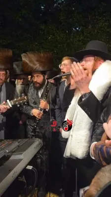 אברהם מרדכי שווארץ און אהרלע סאמעט זינגן יעצט ביי א חופה