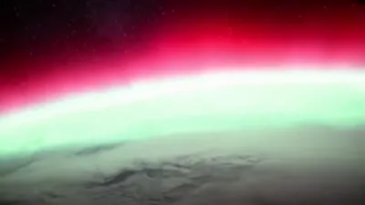 א אסטראנאט כאפט א הערליכע בילד אין ספעיס