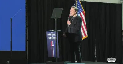 אילאן מאסק באגריסט העגסעט אין די סטארבעיס הויפטקווארטיר אין טעקסאס 