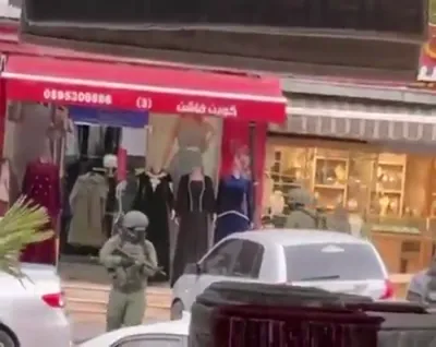 פארדעכטיגטע פארשטעלן זיך פאר צה"ל זעלנער אין חברון געגנט רויבעריי.